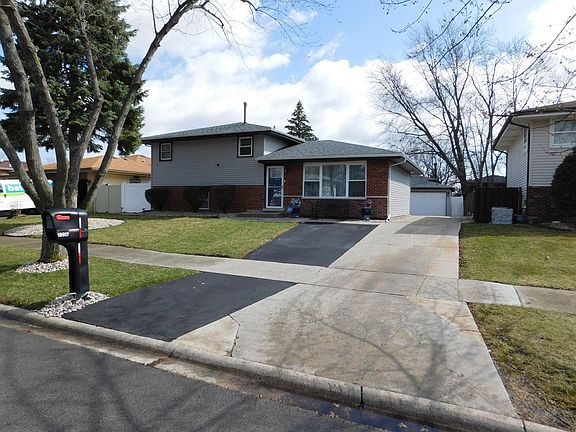 3rd image of 19917 Crescent Ave