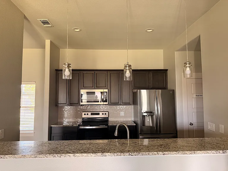 1202 Delmar Dr — Photo 9