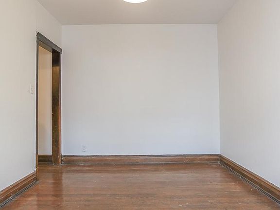 4th image of 1528 W Berteau Ave #1225