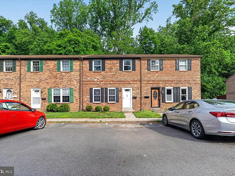 61 Constitution Ave — Photo 1