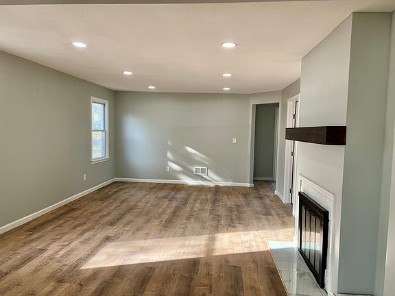 3rd image of 938 Locust Ave
