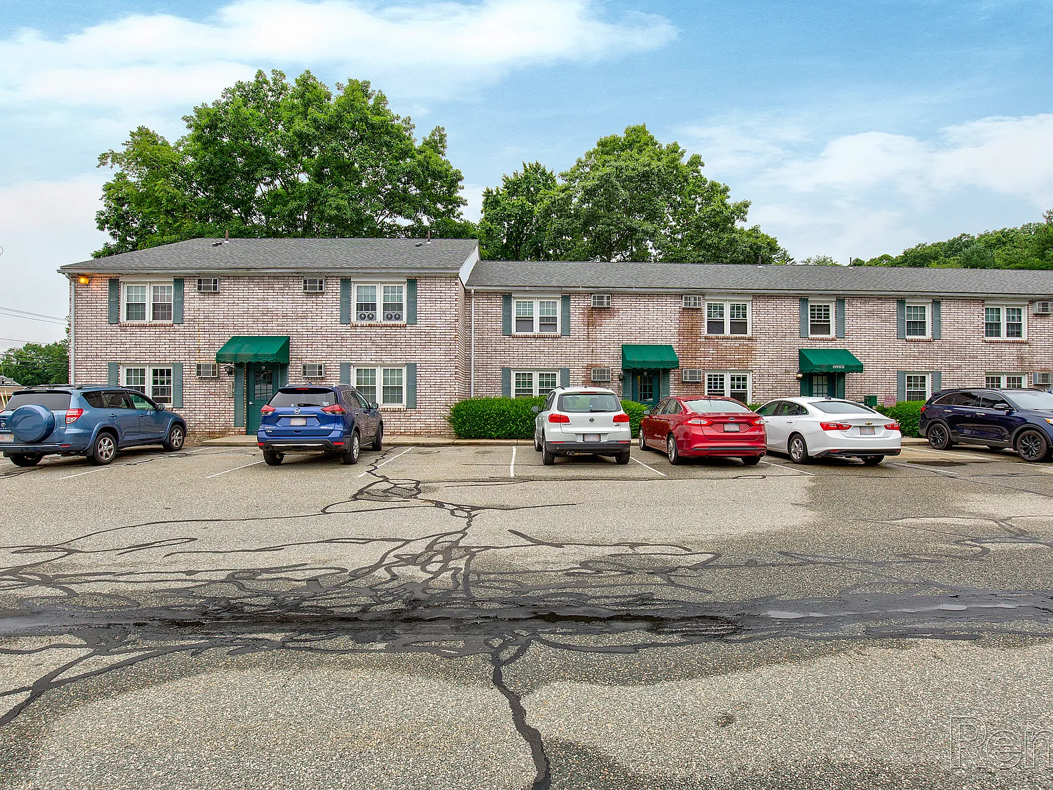 Colonial Village Apartments — Photo 2