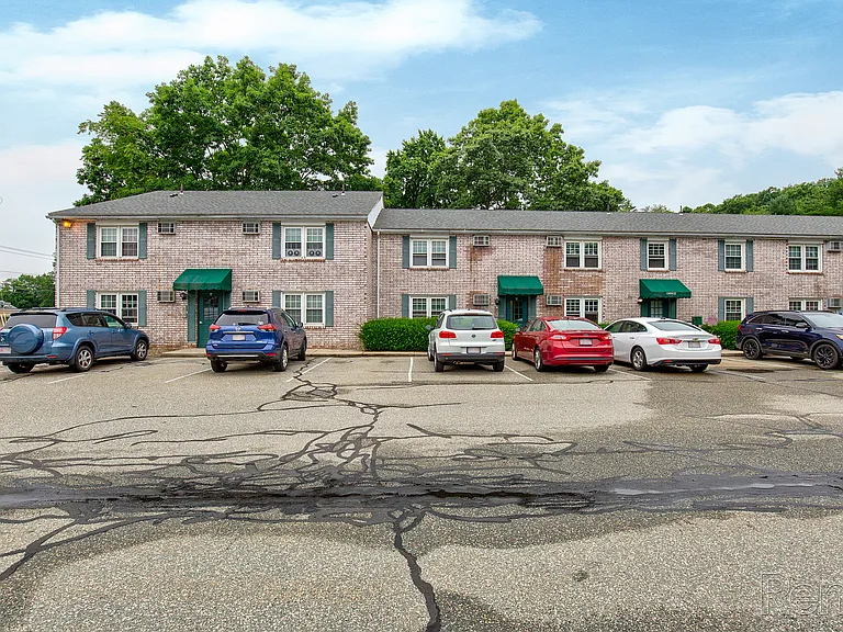 Colonial Village Apartments — Photo 2