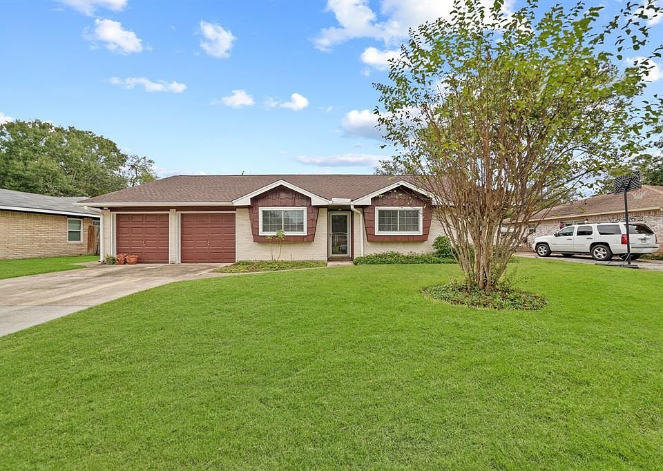 1st image of 407 Oak Vista Dr
