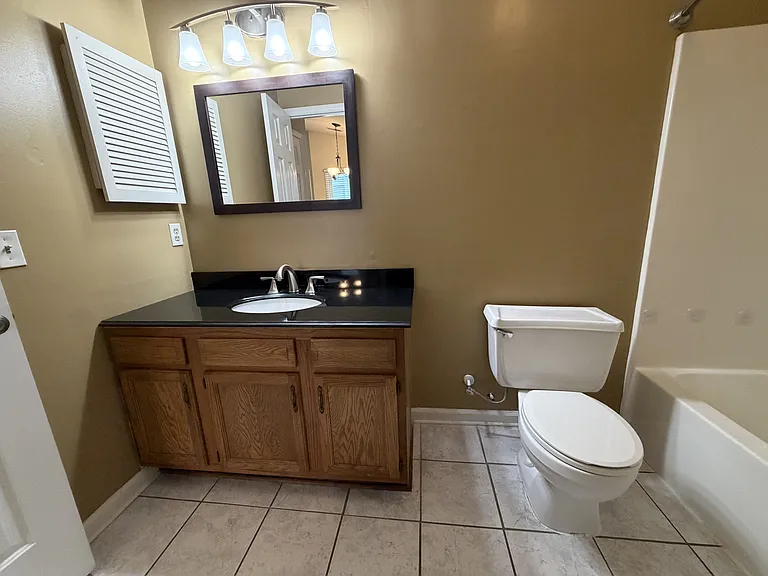 103 W Victoria Ct #F — Photo 8