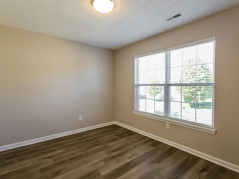 109 Lockerbie Ln — Photo 12