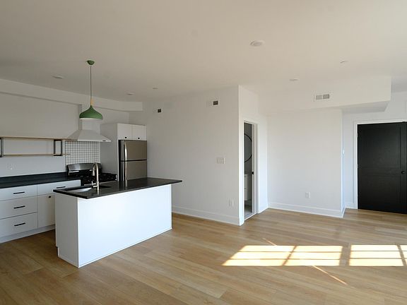 5th image of 3148-52 Richmond St #10