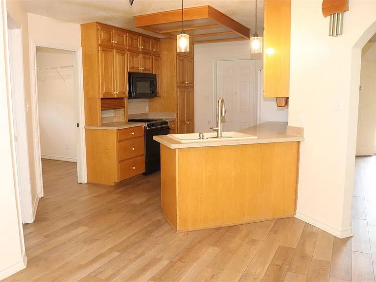 211 Fox Xing — Photo 12