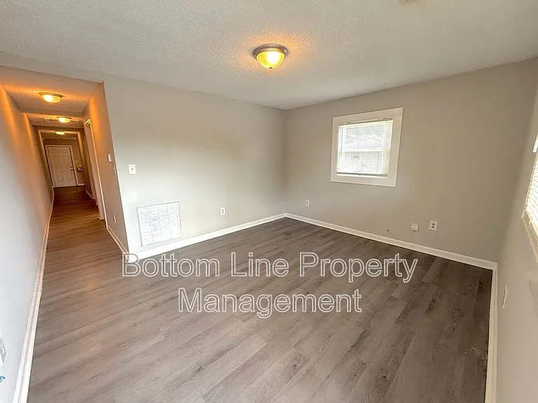 910 N Morris St — Photo 2