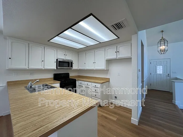 21812 Vintage St — Photo 11