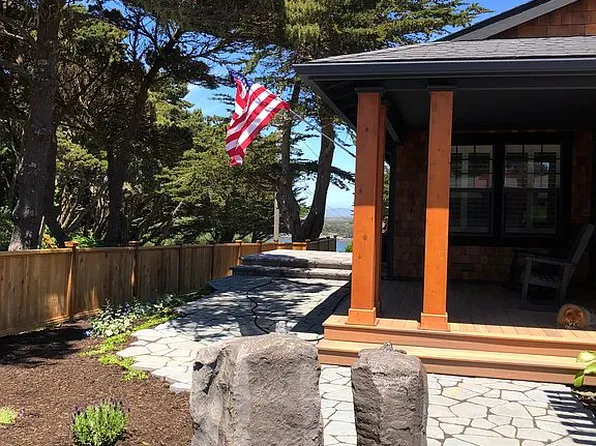 490 4th St SW, Bandon, OR 97411