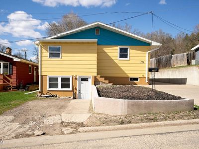 219 9th St NE, Jamestown, ND, 58401