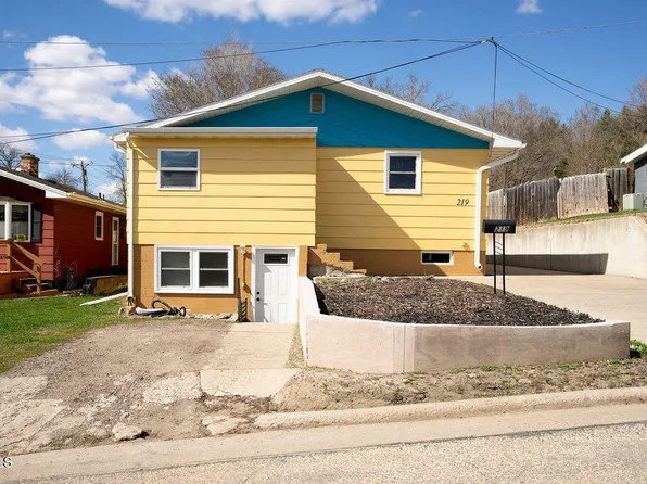 219 9th St NE, Jamestown, ND 58401