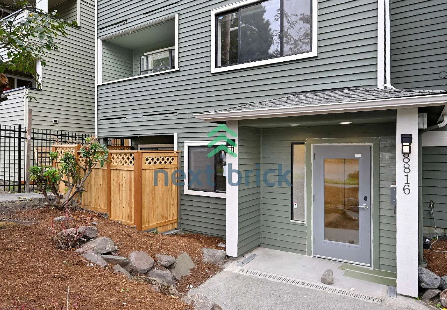 "Cozy 2-Bedroom Retreat in Seattle's Heart Compact Comfort at 8816 Nesbit Avenue!" — Photo 2