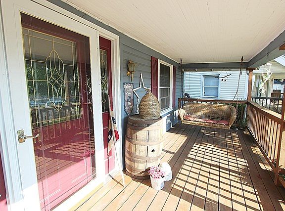 2nd image of 487 Courtland Ter
