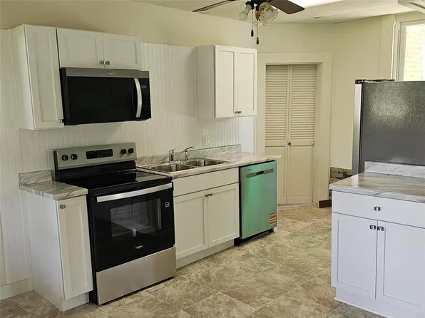 1105 E 5th St, Vinton, IA 52349