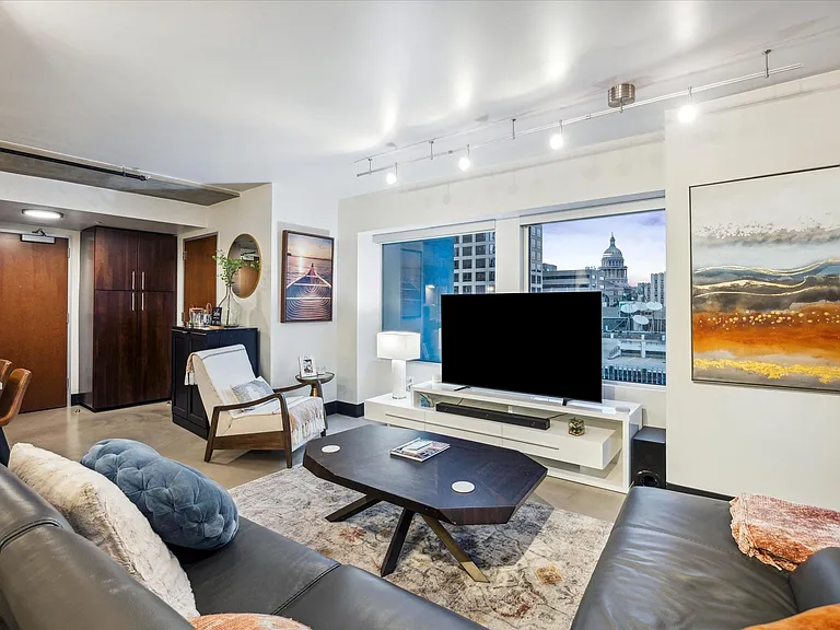 800 Brazos St #1007 — Photo 4
