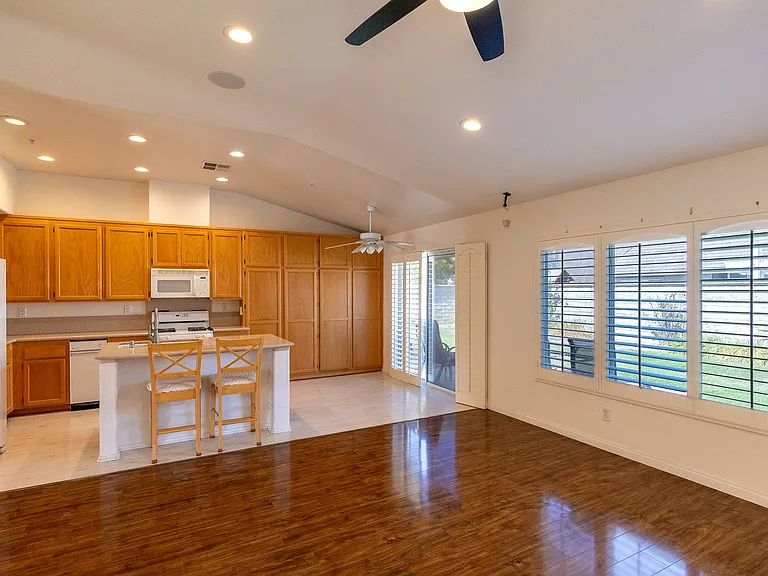 652 Teresa St — Photo 4
