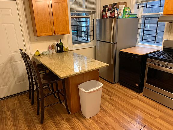 3rd image of 906 W Wrightwood Ave APT 1