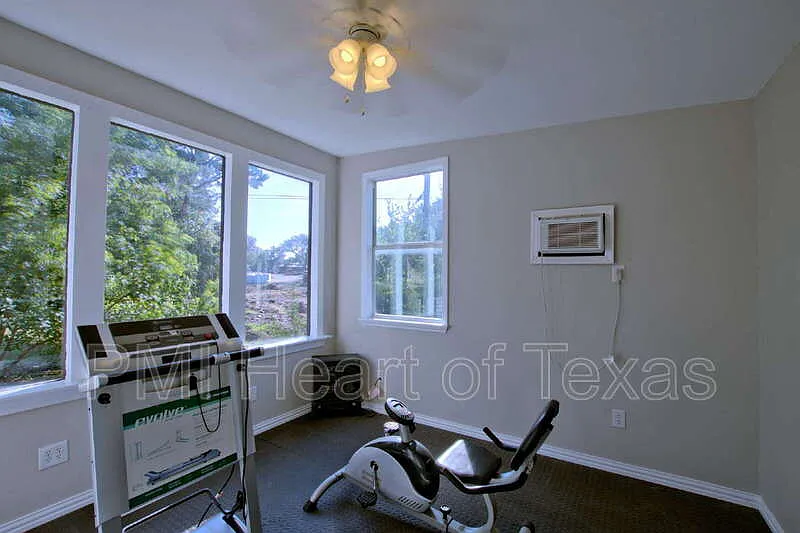 3 bed, 2.0 bath, 1690 sqft, $2,400 — Photo 3