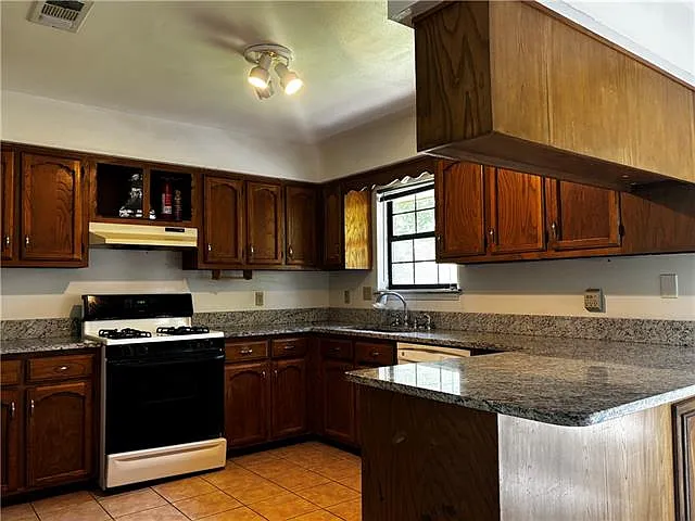 3 bed, 2.0 bath, 1550 sqft, $1,600 — Photo 2