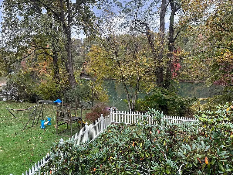 385 Riverside Dr — Photo 22