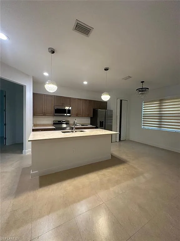 4 bed, 3.0 bath, 1958 sqft, $4,500 — Photo 3