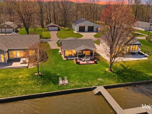 547 Eagle Point Rd, Lake Odessa, MI 48849