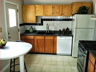 3rd image of 918 6th Ave