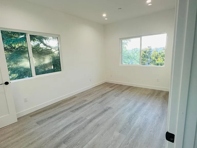 22823 Crespi St — Photo 11