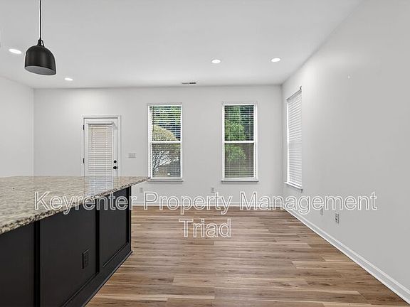 4th image of 2 Bluestone Ln