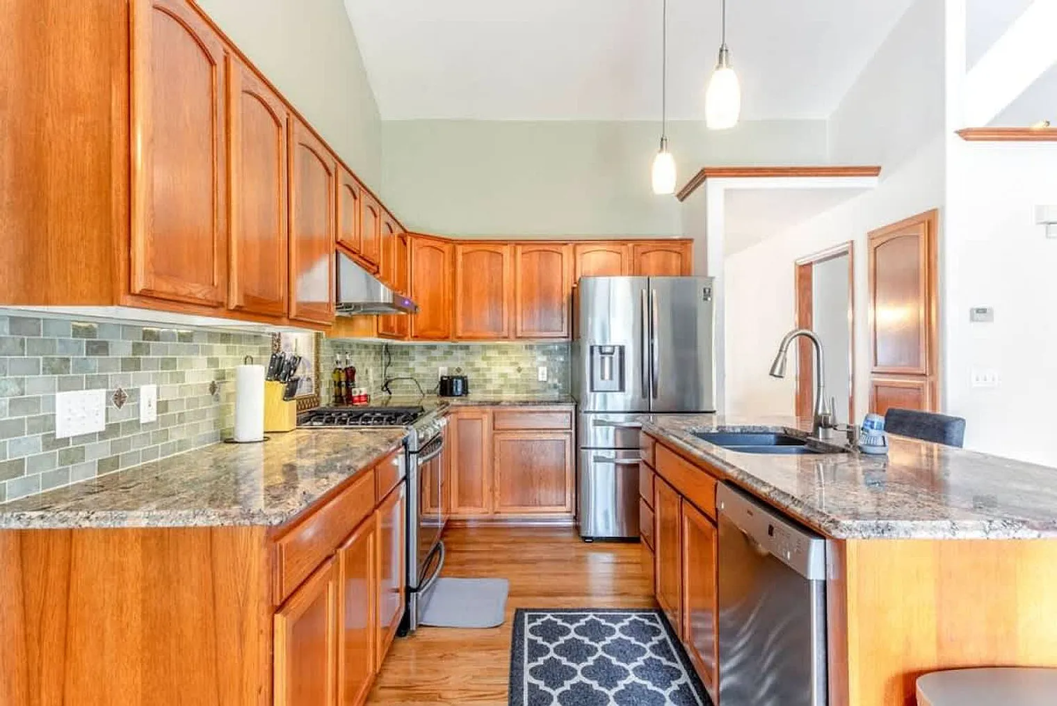 3 bed, 2.0 bath, 2206 sqft, $5,920 — Photo 2