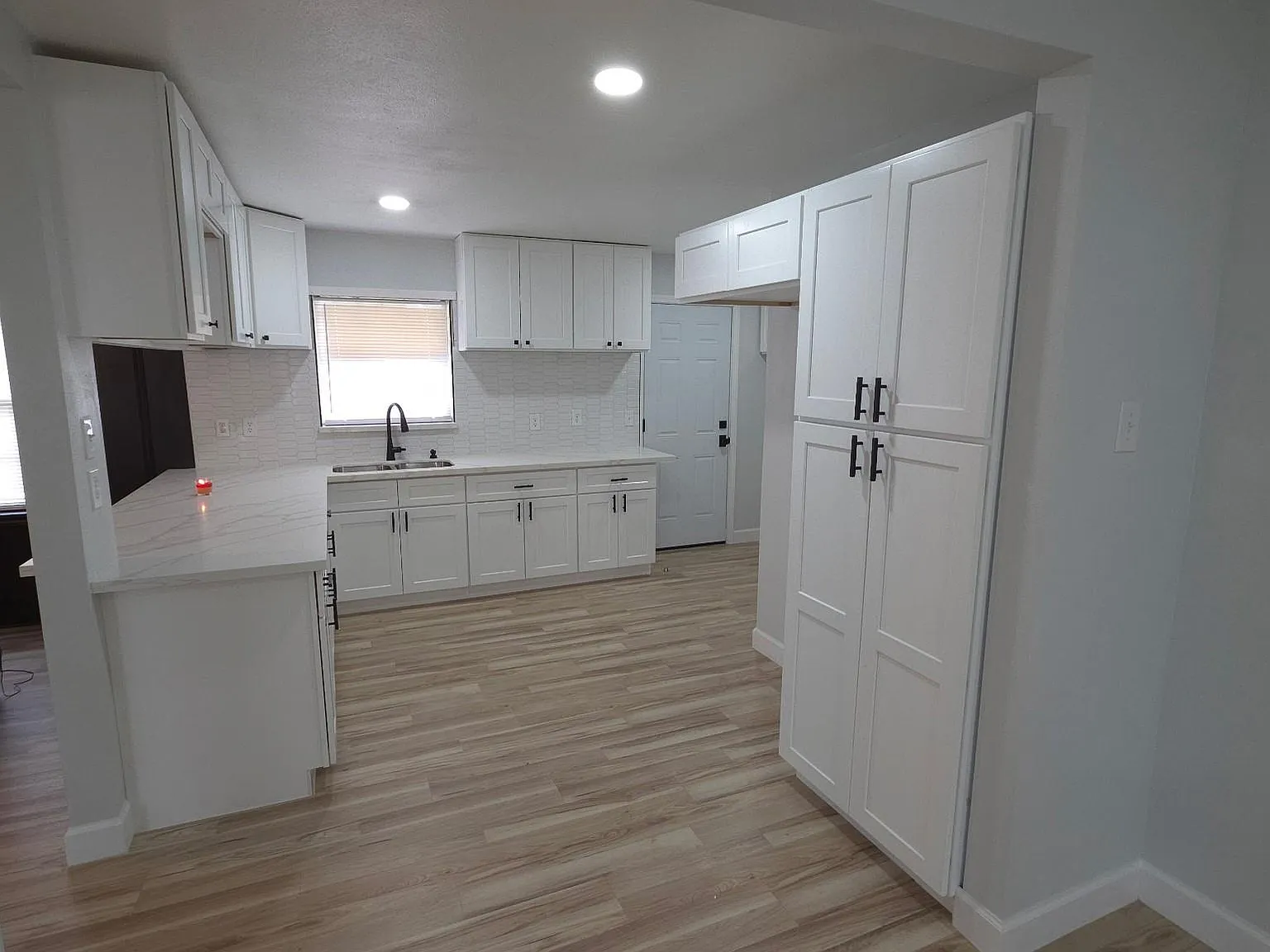 3 bed, 2.0 bath, 1296 sqft, $2,000 — Photo 4