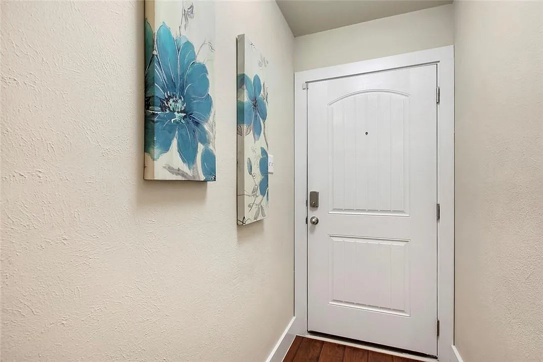 3 bed, 2.0 bath, 1020 sqft, $2,195 — Photo 2