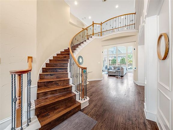 2nd image of 2501 Shoreline Dr