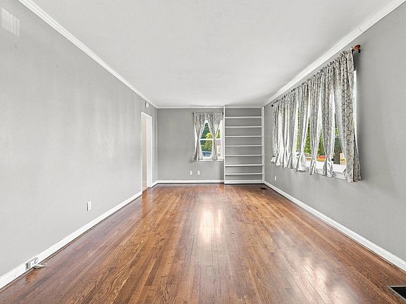 3rd image of 120 Rees Ave