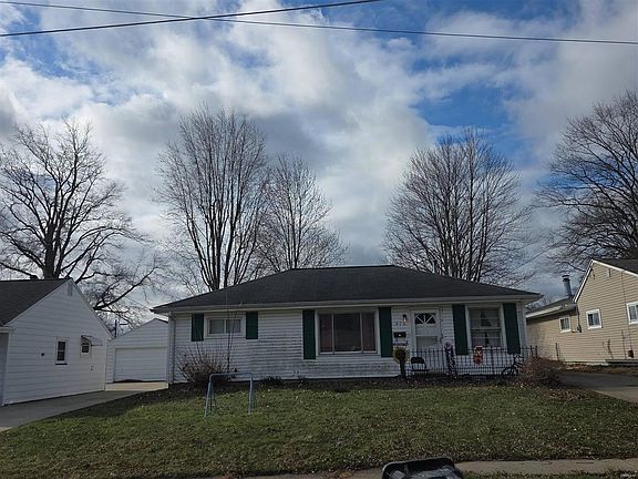 3rd image of 976 Oakwood Dr