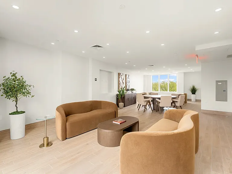 2833 Brighton 3 St #1B — Photo 6