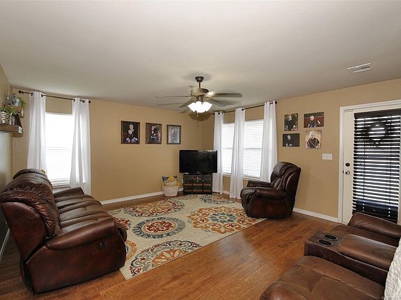 5th image of 410 E 148th Cir