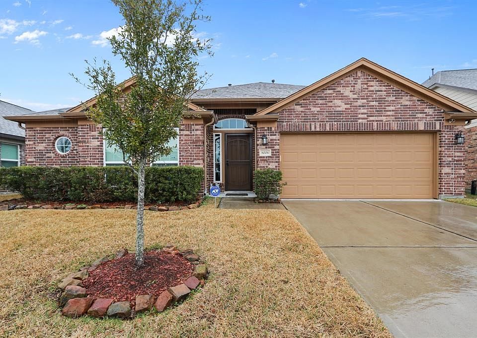 BEAUTIFLUL 3- SIDED BRICK HOME ON QUITE CUL-DE-SAC!