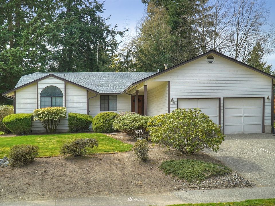 This lovely one-level home is waiting for you. Great location, close to all CK activities. 