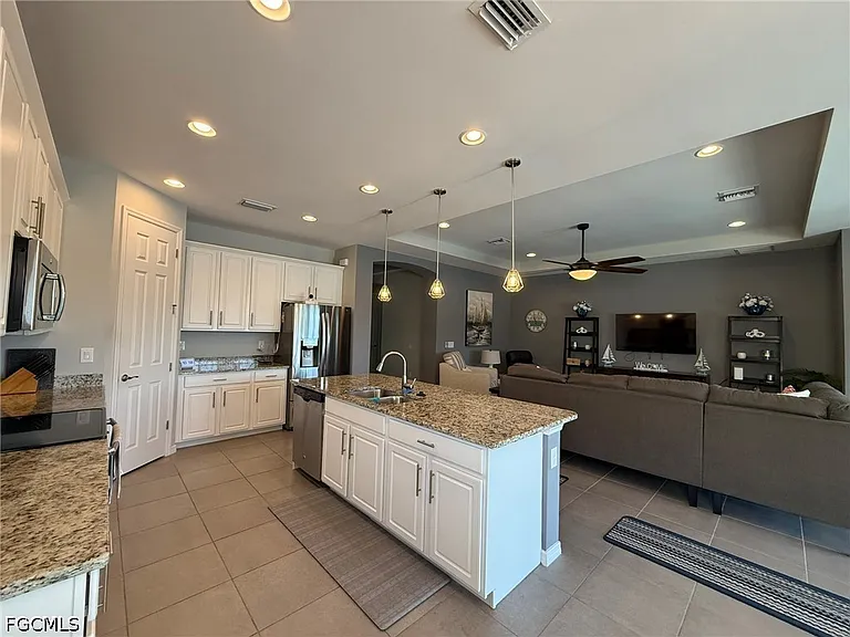3916 King Edwards St — Photo 17