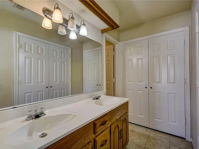 1104 Wimbledon Ln — Photo 7