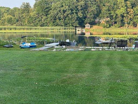 3rd image of 7517 Lake Dr