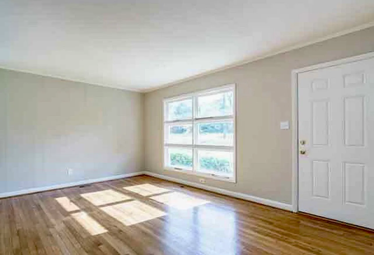 3 bed, 1000 sqft, $1,800 — Photo 2
