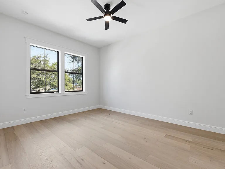 920 W Alfred St — Photo 11