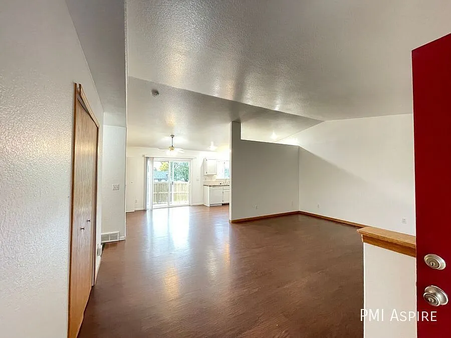 Single Family 3 Bedroom 2 Bathroom Home — Photo 2