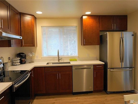 4th image of 13052 35th Ave NE #B
