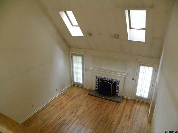 3rd image of 38 Greyledge Dr