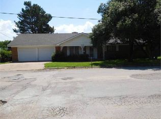 517 Columbus St, Coleman, TX 76834